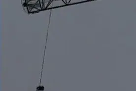 美国男子闯摩天楼工地，挂起重机吊臂玩高空秋千图片