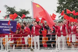 现场｜巴黎雨水浇不灭观众热情 中国红“点亮”塞纳河图片