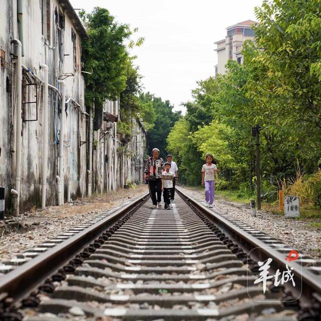 一起走在铁路上｜茶楼·跑街