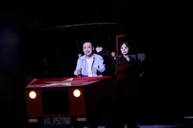 《欠你一枚小红星》首演，关栋天登台，英雄们佩戴勋章观演图片