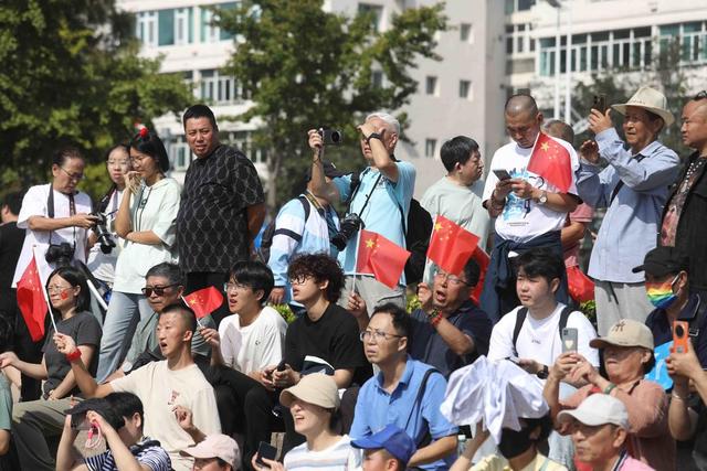 青岛：“欢乐四季”文化惠民专场演出祝福新中国成立76周年