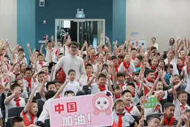 世界冠军来了，​特别的开学第一课图片