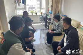 微光聚爱，龙湖悠山郡业委会及物业代表慰问见义勇为英雄王龙家属图片