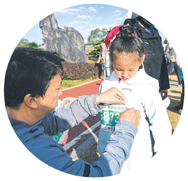 万人穿行山水画卷 全民健身热潮涌动 ——2025桂林漓江徒步大会见闻