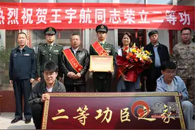 即墨男儿立新功，军地同庆展风姿——青岛市即墨区军地联合为荣立二等功现役军人家庭送喜报图片