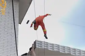 男孩悬挂半空摇摇欲坠，消防员飞身跃过屋顶救起他丨看见正能量图片