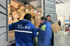 电商春节不打烊 快递员收入可达日常3倍图片
