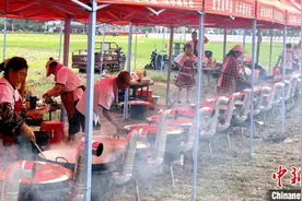 辽宁沈阳：新民市第二十三届荷花旅游文化节首次上演全鱼宴图片