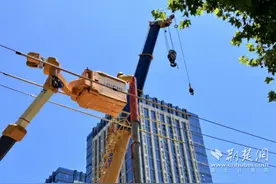 “能带不停”战高温，带电立杆护民生图片