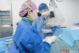 13岁男孩角膜变薄险些穿孔，双眼角膜移植手术帮他挽救视力图片