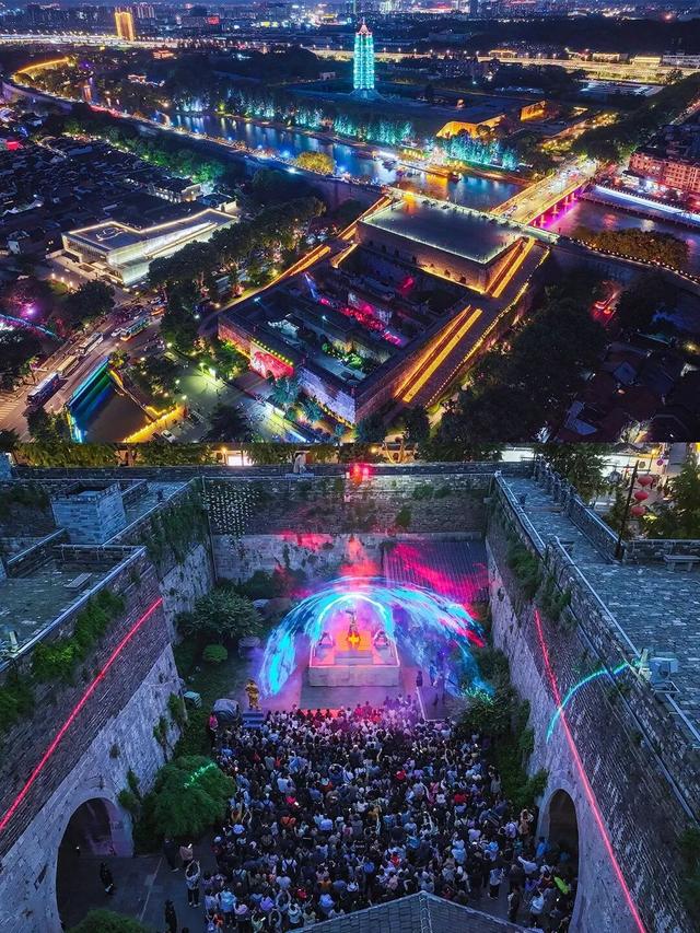 白天是南京，夜晚是金陵