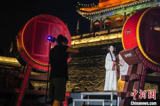 中国新闻网聚焦荆州：古城夜游人气旺