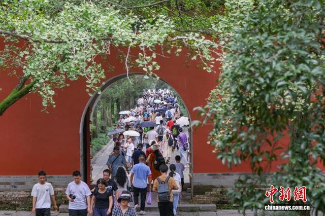 民众走进南京明孝陵探秘世界文化遗产