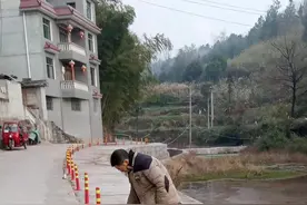 “警示柱”守平安，村民出行更安全图片