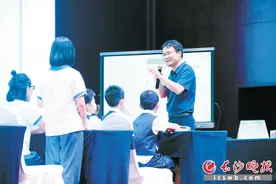获评“湖南省教书育人楷模”的雅礼中学副校长王良，和孩子们一起爱一起生长图片