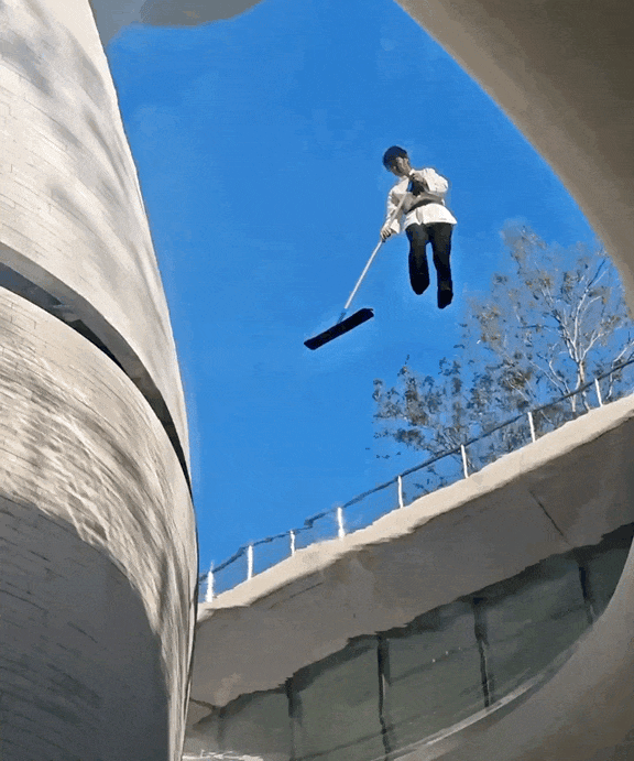 火了！深圳湾“悬浮阿姨”