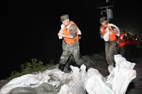 手提肩扛、争分夺秒！这是子弟兵奋战在抗洪一线的身影图片