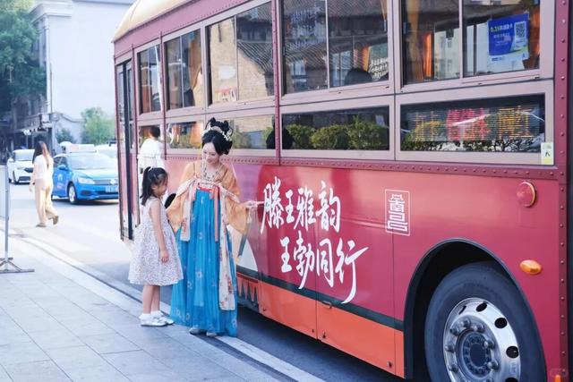 旅游新玩法！坐上“宝藏公交”，穿梭在风景与烟火气之间