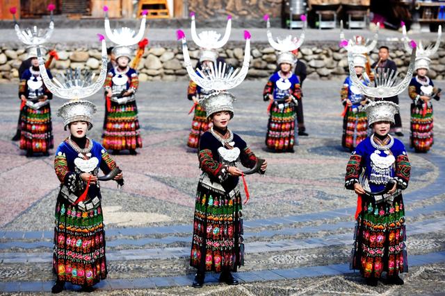 雷山西江苗寨初冬景色怡人吸引游客错峰出游
