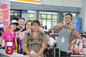 越南游客青睐搭乘动车游中国云南图片