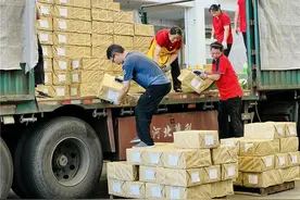 江淮重卡护航安徽学子“课前到书”图片