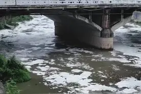 绵阳游仙区一河道出现白色泡沫 官方：未发现外源输入污染 3个点位检测水质均无异常图片