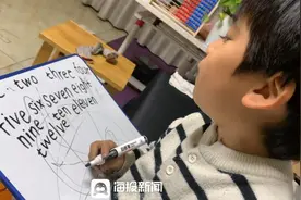 日照4岁萌娃流利读写英文，能拼近300个单词！网友：我4岁时在干啥？图片