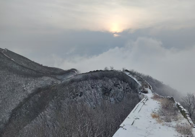 雪中箭扣长城，宛若雪龙盘旋山间