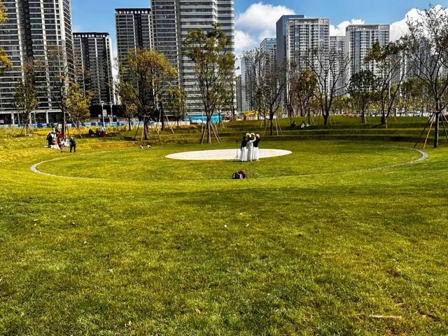 大片的粉色沙池，适合遛娃打卡！昆明又一座城市公园已开放→
