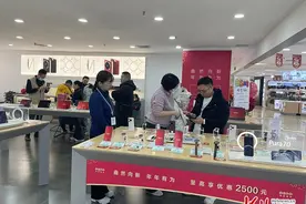 新春走基层｜新补贴来了 手机数码产品成抢手“新年货”图片
