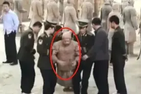 男子突然跳进兵马俑一号坑，自称要近距离观赏，警方回应图片