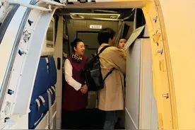 飞了36年，浙江第一代空姐迎来最后一个春运：我送旅客回家团圆图片