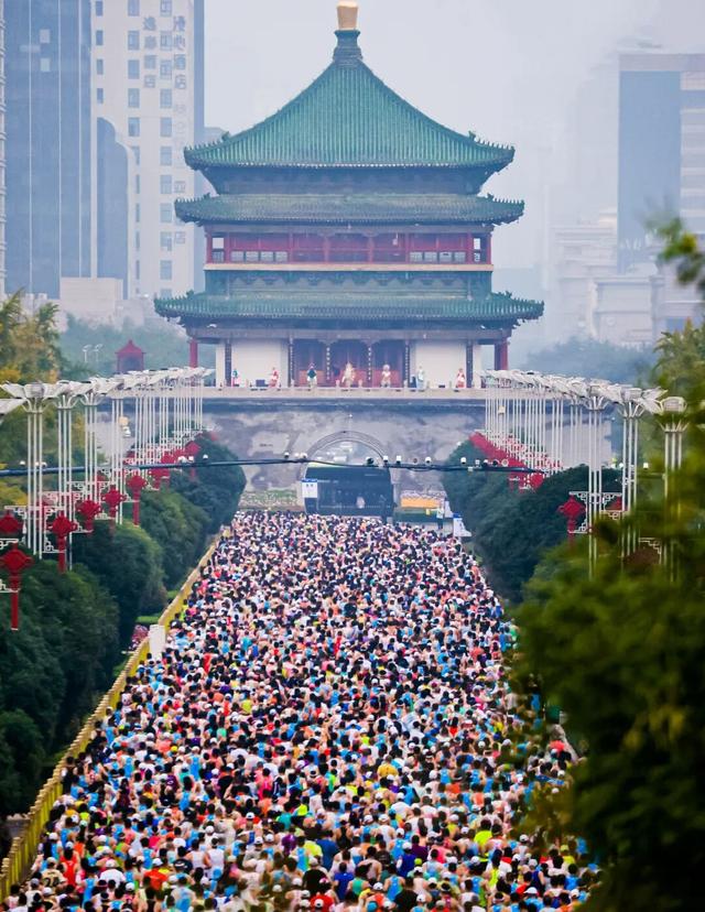 西马的热情点燃的不仅是跑者