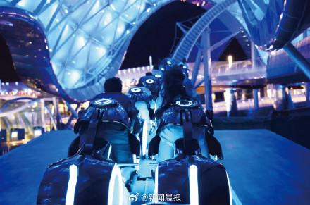 上海迪士尼创极速光轮限时全新红橙光效