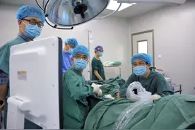小腿又痒又胀？医生：警惕“老烂腿”！严重可能要手术图片