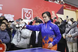 谁那么幸运和奥运冠军刘诗雯同场？新民晚报红双喜杯有了他们的加入，暖流涌动图片