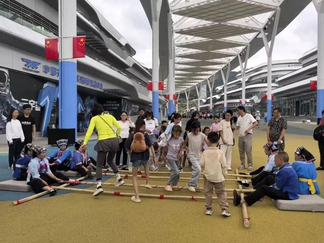 【山水黔南多奇幻】国庆旅游消费市场火爆，平塘“旅游饭”越吃越香
