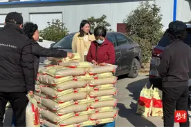 “这里承载着我们的家族情感”！一群老知青，连续5年开车到宝应湖买大米图片