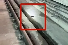 手机掉进地铁轨行区有办法吗？请第一时间求助，刚刚找回两台图片