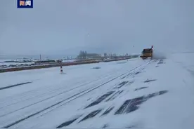 受低温雨雪冰冻、沙尘暴影响 内蒙古部分路段实施交通管制图片