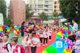 “交通安全第一课”在百条校园公交专线上开讲啦图片