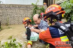 海南消防救援队伍洪流中逆行护人民安全图片