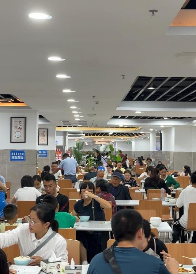 3200人涌进荣昌政府食堂吃午饭，居民：排了半小时队，是我们本地味道