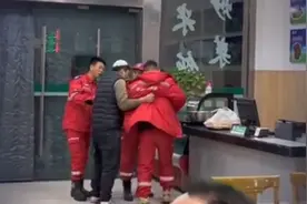 兰州拉面老板坚决不收抗震救援队饭钱，国外网友盛赞“团结又感恩，简单而温馨”视频封面