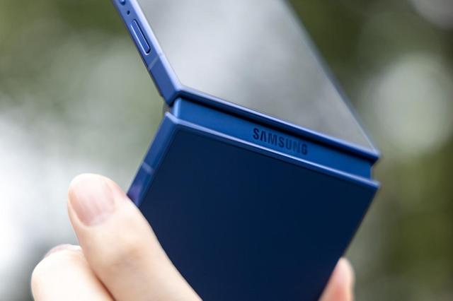 三星Galaxy Z Flip7上手评测：小折叠的新高度，还是熟悉的配方？