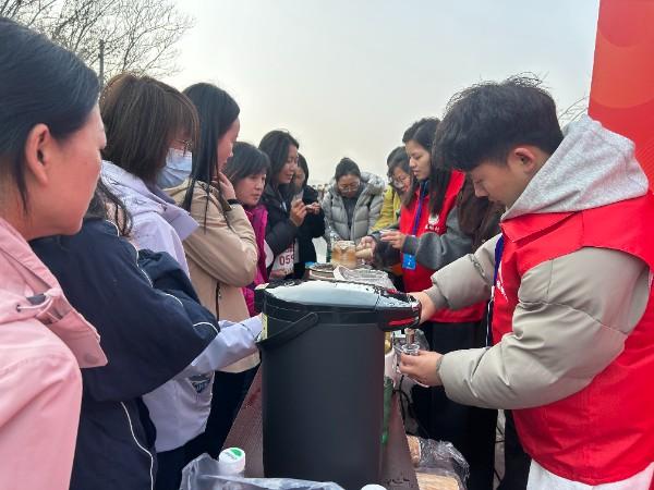 新春登高启新程 健身聚力绘新篇 信阳市浉河区新年登高活动燃动大尖山