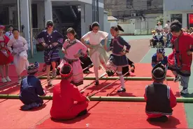 跳起竹竿舞 庆祝“六一”节图片