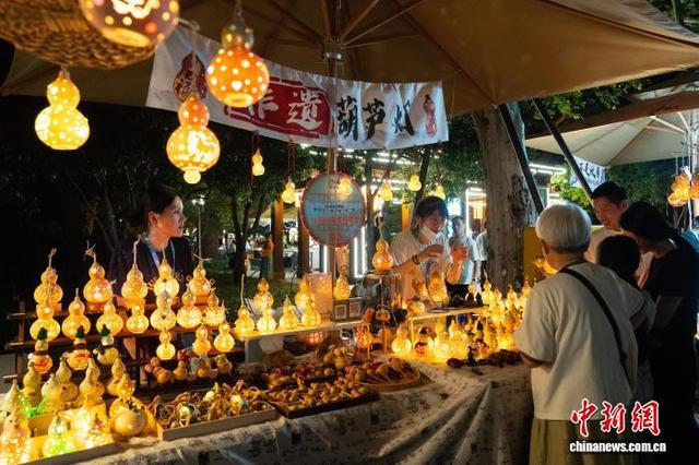 国庆中秋长假首日 杭州西湖景区人气旺