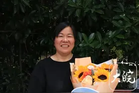 高考收官日 鲜花迎考生凯旋图片