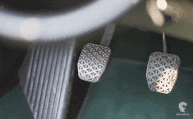 凌晨的公路上空无一人，我的车却不停地自动刹停……